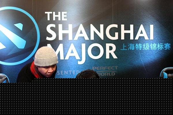 S联赛冠军被击败了？上单选手 Siwoo 展现了他的技能，作为 Dplus KIA 屠杀了整个战场，轻松击败了 T1 ！