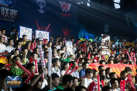 LPL：RNG&V5赛前海报大比拼：驰骋冰雪 vs《舞剑》